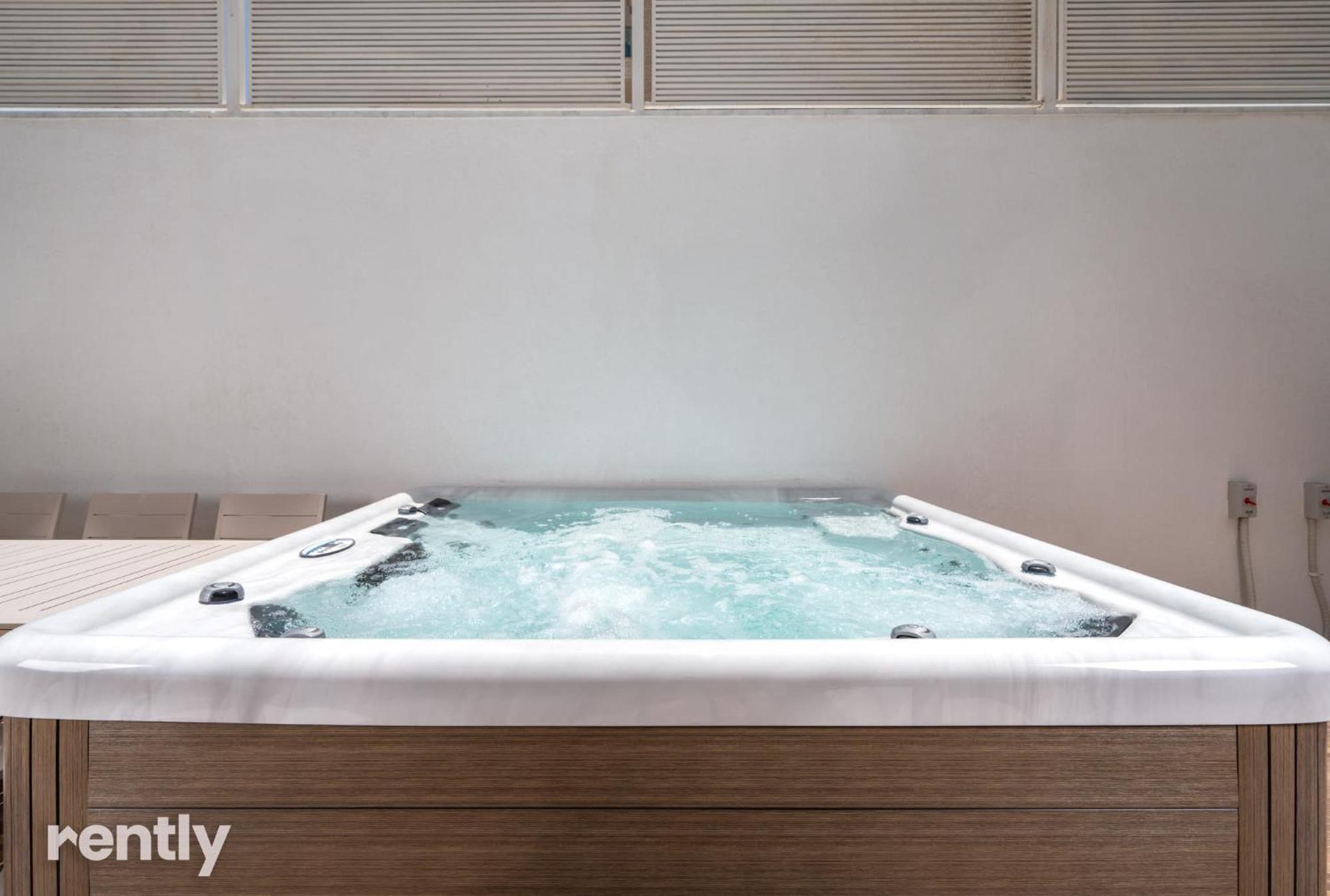 Luxury With Balcony And Jacuzzi At Sea Side By Rently