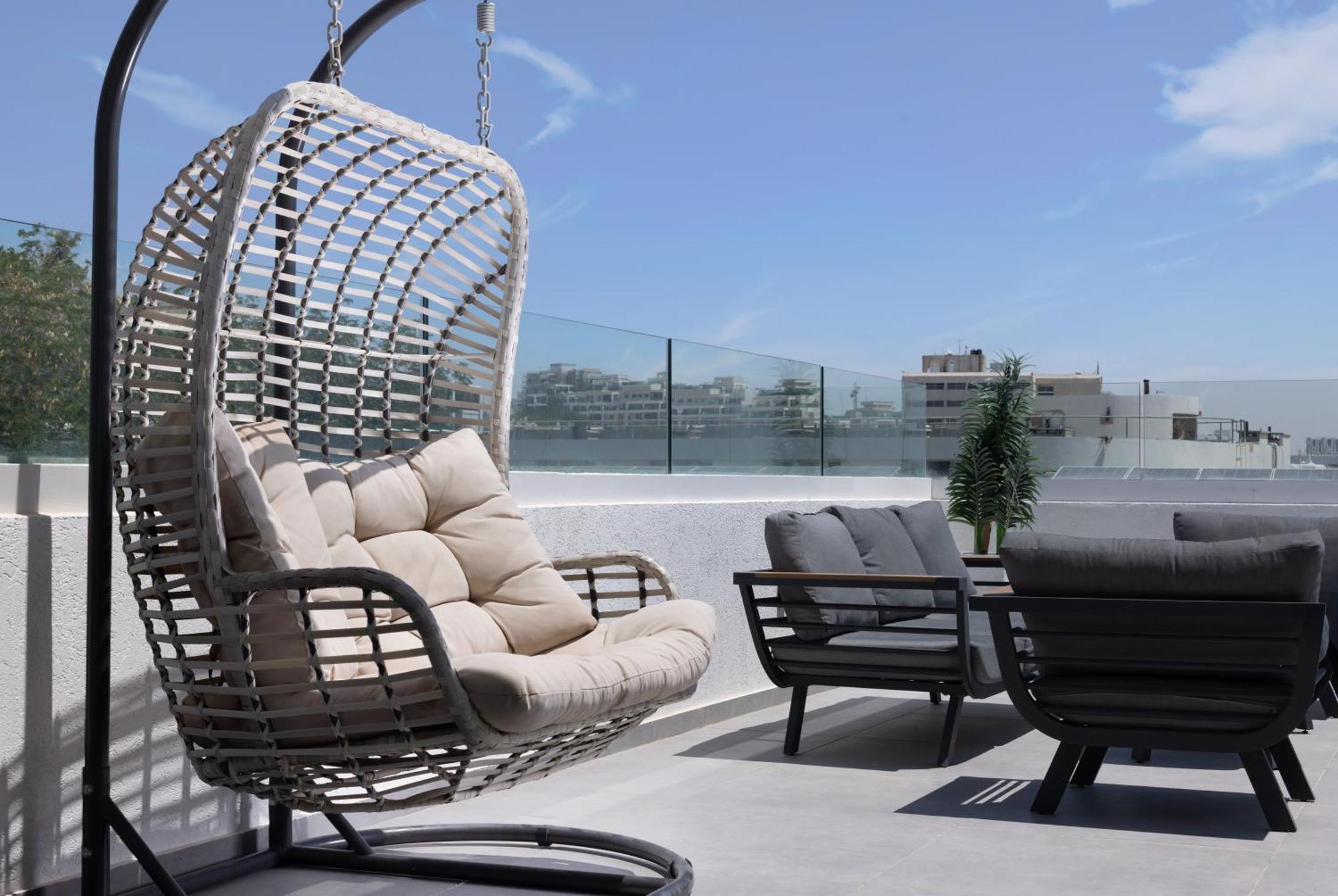 Luxury With Balcony And Jacuzzi At Sea Side By Rently