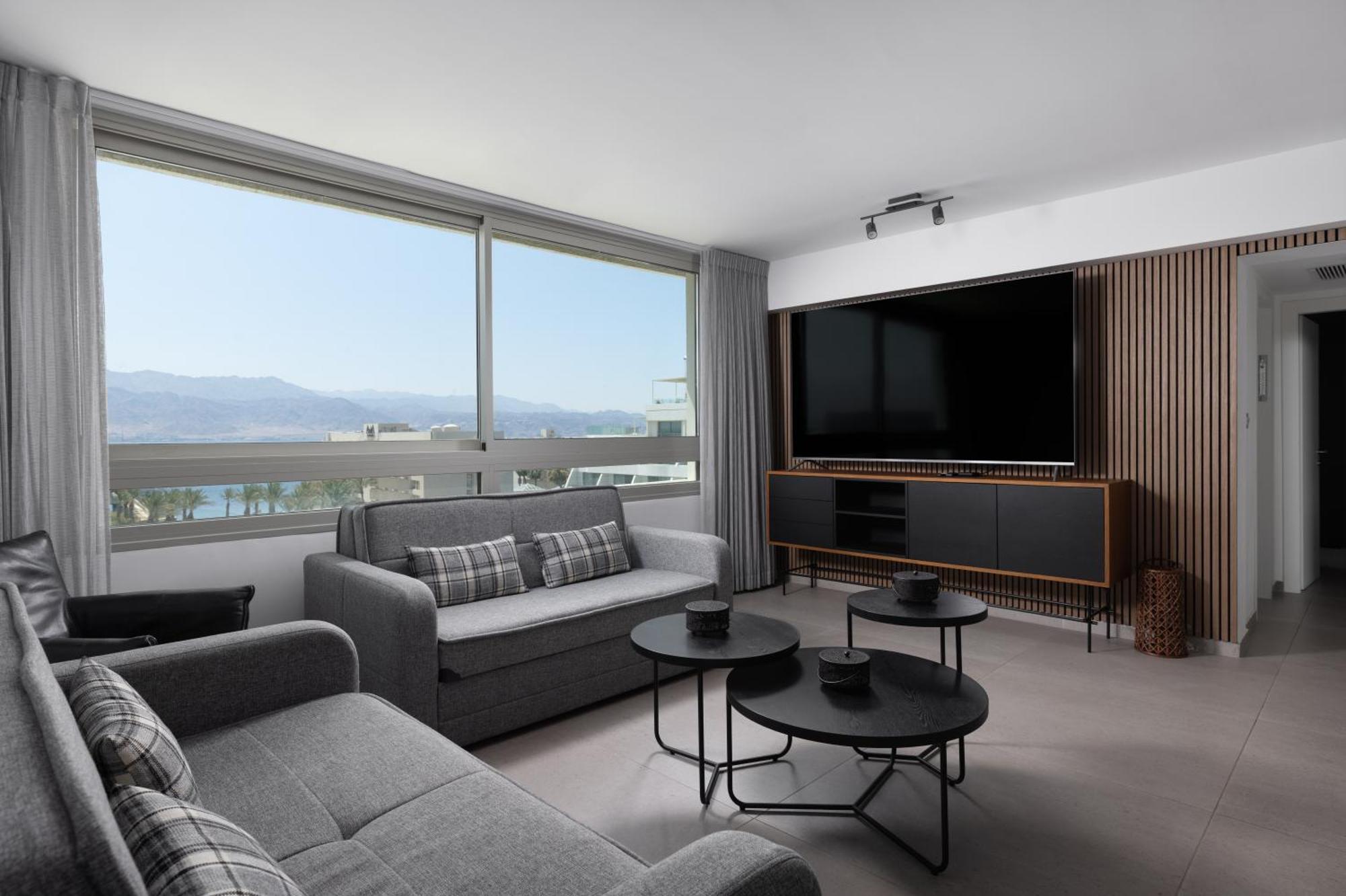 Luxury With Balcony And Jacuzzi At Sea Side By Rently Apartment